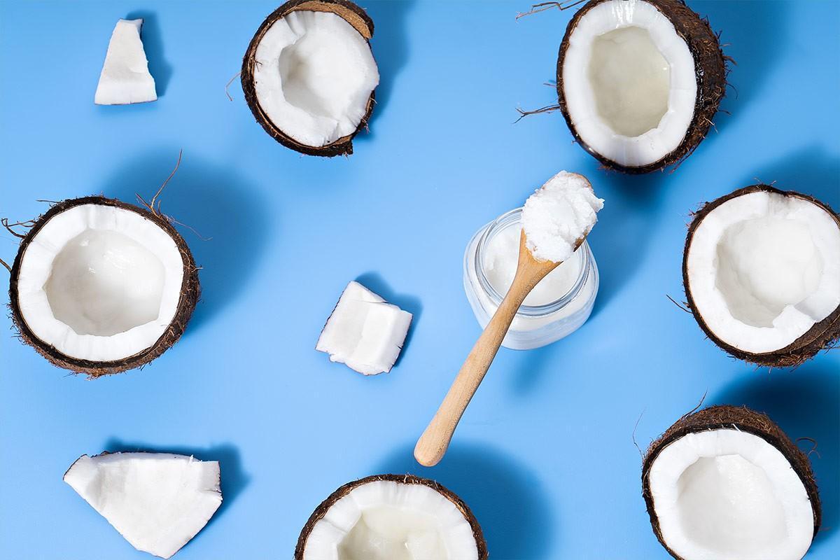 Может ли кокосовое масло лечить перхоть?