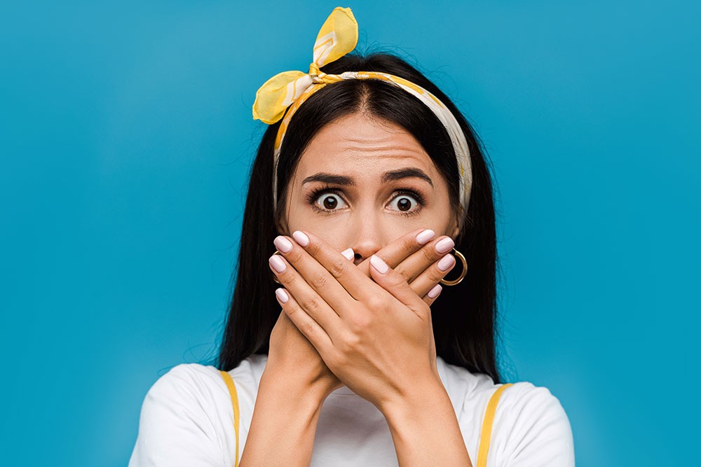 Неприятный запах изо рта: характеристики, причины и лечение