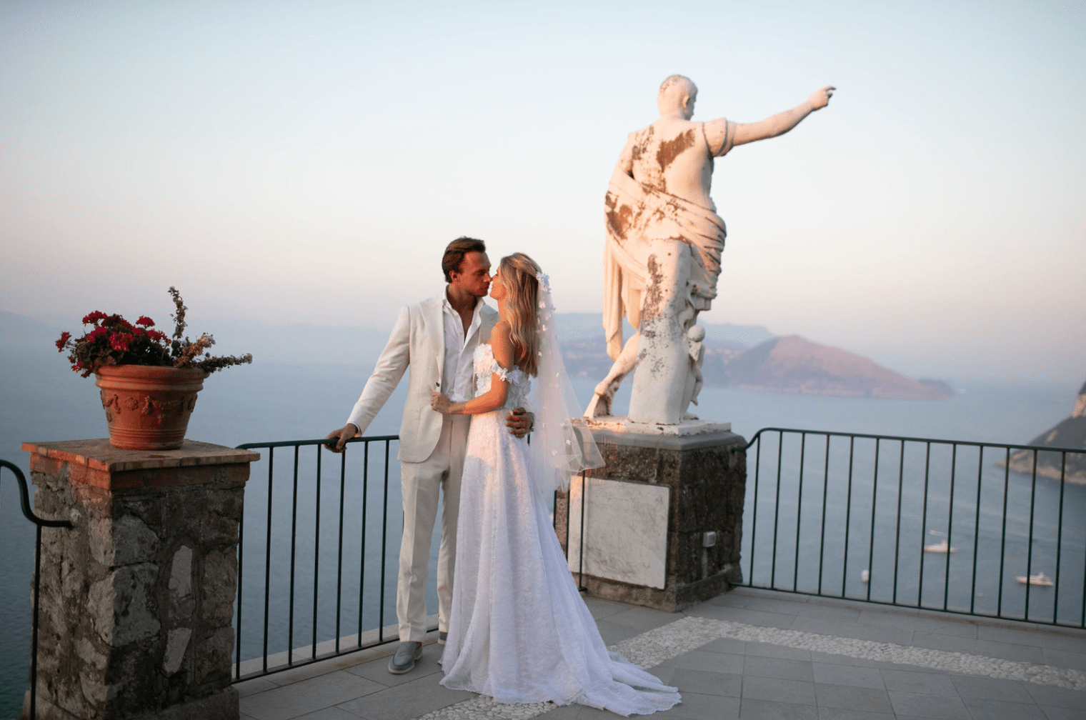 Габриэлла де Живанши (Gabriella de Givenchy) надела свадебное платье от кутюр своей семьи на скалах Капри