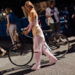 Неделя моды в Копенгагене - весна 2023 г.: уличный стиль полон одежды позднего лета и ранней осени