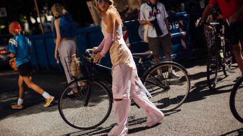 Неделя моды в Копенгагене — весна 2023 г.: уличный стиль полон одежды позднего лета и ранней осени